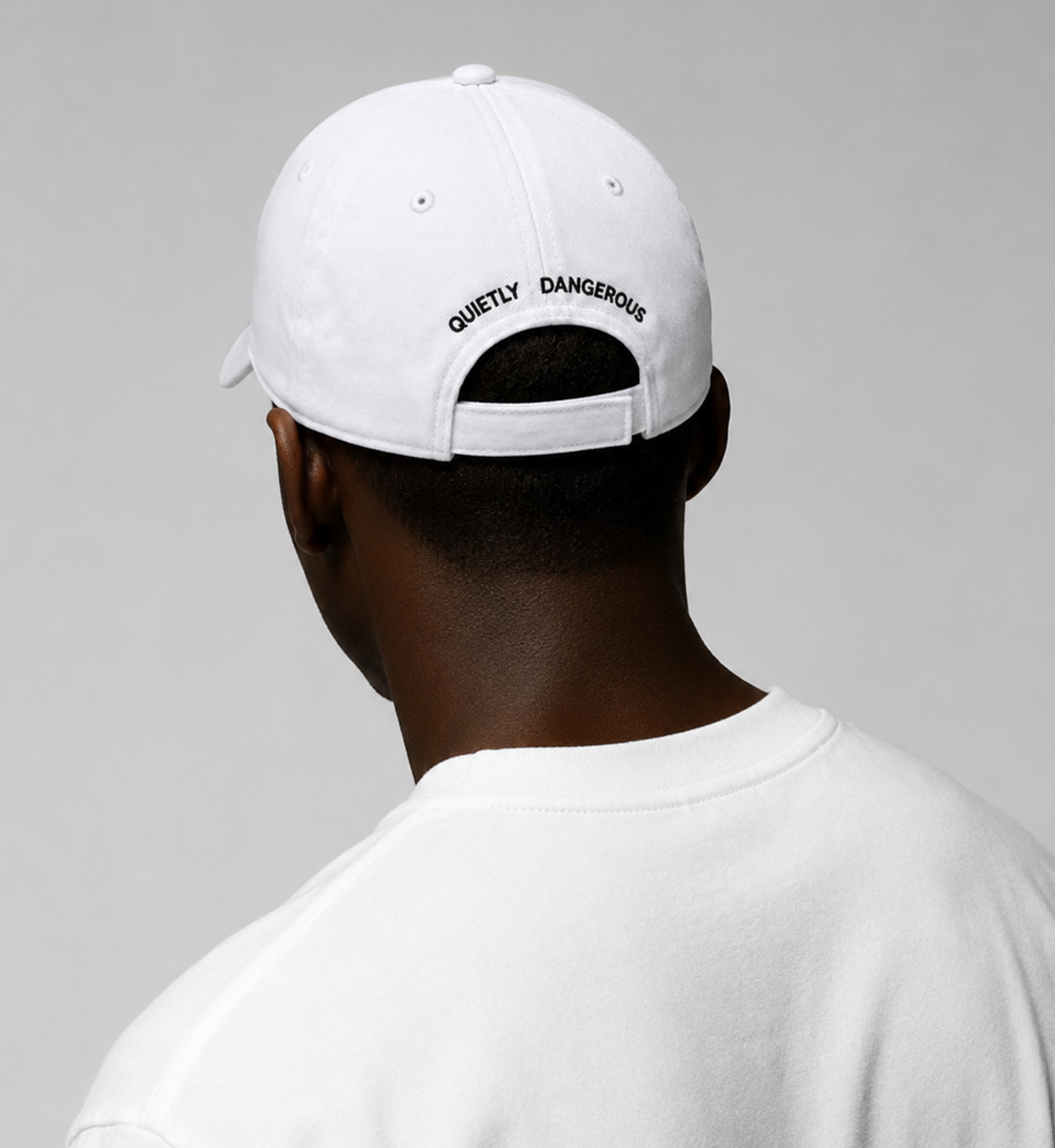 2FANGS - MULTICOLOR LED FRONT-RIGHT EMBROIDERED LOGO CAP "Q DANGEROUS"